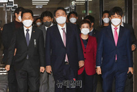 [포토] 최고위 참석하는 윤석열 국민의힘 대선후보