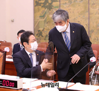 [포토] 인사 나누는 황희 장관과 한상혁 방통위원장