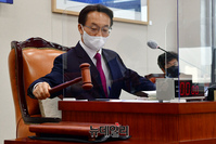 [포토] 의사봉 두드리는 조해진 국회 교육위원장