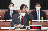 [포토] 머리 넘기는 박지원 국가정보원장