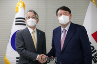 [포토] 기념 촬영하는 윤석열 후보와 아이보시 고이치 주한일본대사