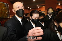 [포토] 전두환 전 대통령 발인식, 차량 향하는 전재용·박상아·전효선