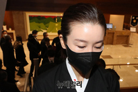 [포토] 전두환 전 대통령 영정 따르는 둘째 며느리 박상아