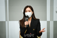 [포토] 전소민과 쇼윈도서 호흡 맞추는 배우 송윤아