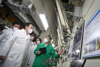 [포토] 대덕연구단지 원자력 시설물 살펴보는 윤석열