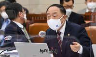 [포토] 답변하는 홍남기 경제부총리