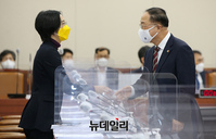 [포토] 장혜영 의원과 인사를 나누는 홍남기 부총리