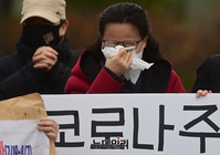 [포토] 백신접종후 사망한 고3 학생이야기에 눈물훔치는 학부모