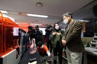 [포토] 메이커 스페이스 'N15' 둘러보는 이재명 후보