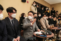 [포토] 청주첨단문화산업단지서 청년들 만난 윤석열