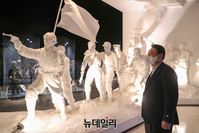[포토] 천안 독립기념관 전시물 살펴보는 윤석열