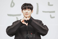 [포토] 하트도 시크한 배우 김성철