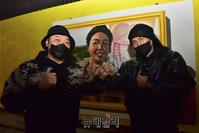 [포토] 다시 그려진 '쥴리 벽화'서 대선후보 풍자벽화 배틀