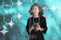 [포토] 배우 윤여정, 2021 비저너리 수상