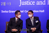 [포토] 대화 나누는 이재명·윤석열