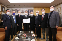 [포토] 김대중 도서관 찾은 이재명 대선후보