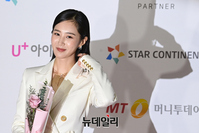 [포토] 2021 AAA 권유리 "깜짝 생일 선물 감사해요"