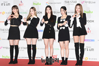 [포토] 2021AAA 위클리 '팬심 녹이는 손인사'