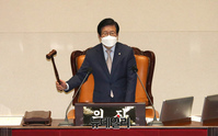 [포토] 의사봉 두드리는 박병석 국회의장