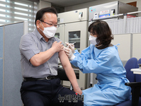 [포토] 코로나19 백신 추가접종 하는 김부겸 국무총리
