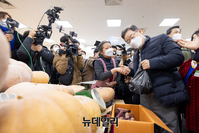 [포토] 전북 군산공설 시장 찾은 이재명 대선후보