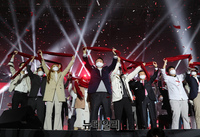 [포토] 대선승리 퍼포먼스 하는 윤석열 후보