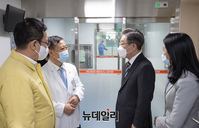 [포토] 인천의료원 음압병동 찾은 이재명 후보