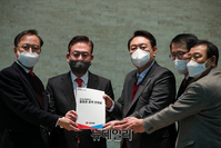 [포토] 충청권 공약 건의문 전달 받은 윤석열 후보