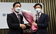 [포토] 이용호 의원에게 꽃다발 전달하는 김기현 원내대표