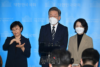 [포토] 기자들의 질문에 답하는 이재명 민주당 대선 후보