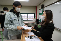 [포토] 수능 성적표 받는 수험생들