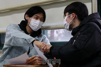 [포토] 수능 성적표 받고 격려하는 수험생들