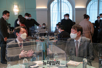 [포토] 전국장애인지도자대회서 안철수 대표 만난 윤석열