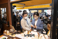 [포토] 경주 황리단길 찾은 이재명 민주당 대선후보 내외 