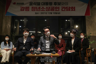 [포토] 강릉 청년소상공인 만난 윤석열 