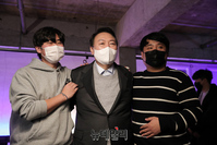 [포토] 강릉서 흉기난동범 맨손 제압한 전중현-변정우 씨 만난 윤석열