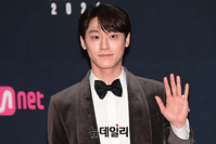 [포토] 2021MAMA 이도현, 레드카펫서 인사드려요