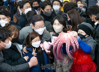 [포토] 안동 중앙신시장 찾은 이재명 대선후보 내외