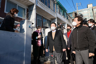 [포토] 재건축정비구역 주민과 인사나누는 윤석열·오세훈