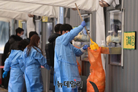 [포토] 임시선별진료소서 의료용 장갑 수거하는 의료진들