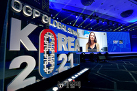 [포토] 영상으로 개회사하는 '마리아 바론' OGP 시민사회 의장