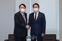 [포토] 경제계 간담회에서 악수 나누는 윤석열·최태원