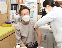 [포토] 코로나19 부스터샷 맞는 이재명 후보
