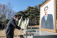 [포토] 윤봉길 의사 순국 89주기 추모식서 헌화하는 윤석열 후보