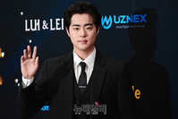 [포토] 아시아모델어워즈 조병규, 카리스마 있는 손인사