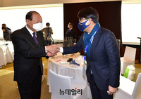 [포토] 악수나누는 황우여-윤상현