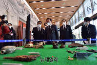 [포토] 한국전쟁 전사자 유해 유품 설명 듣는 김부겸 국무총리