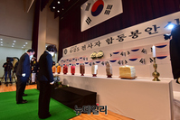 [포토] 6·25 전사자 발굴유해 합동 봉안식서 분향하는 김부겸 국무총리