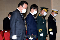 [포토] 6·25 전사자 발굴유해 합동 봉안식서 묵념하는 김부겸·박재민