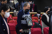 [포토] 눈물 흘리며 묵념하는 코로나19 백신 피해자 유족